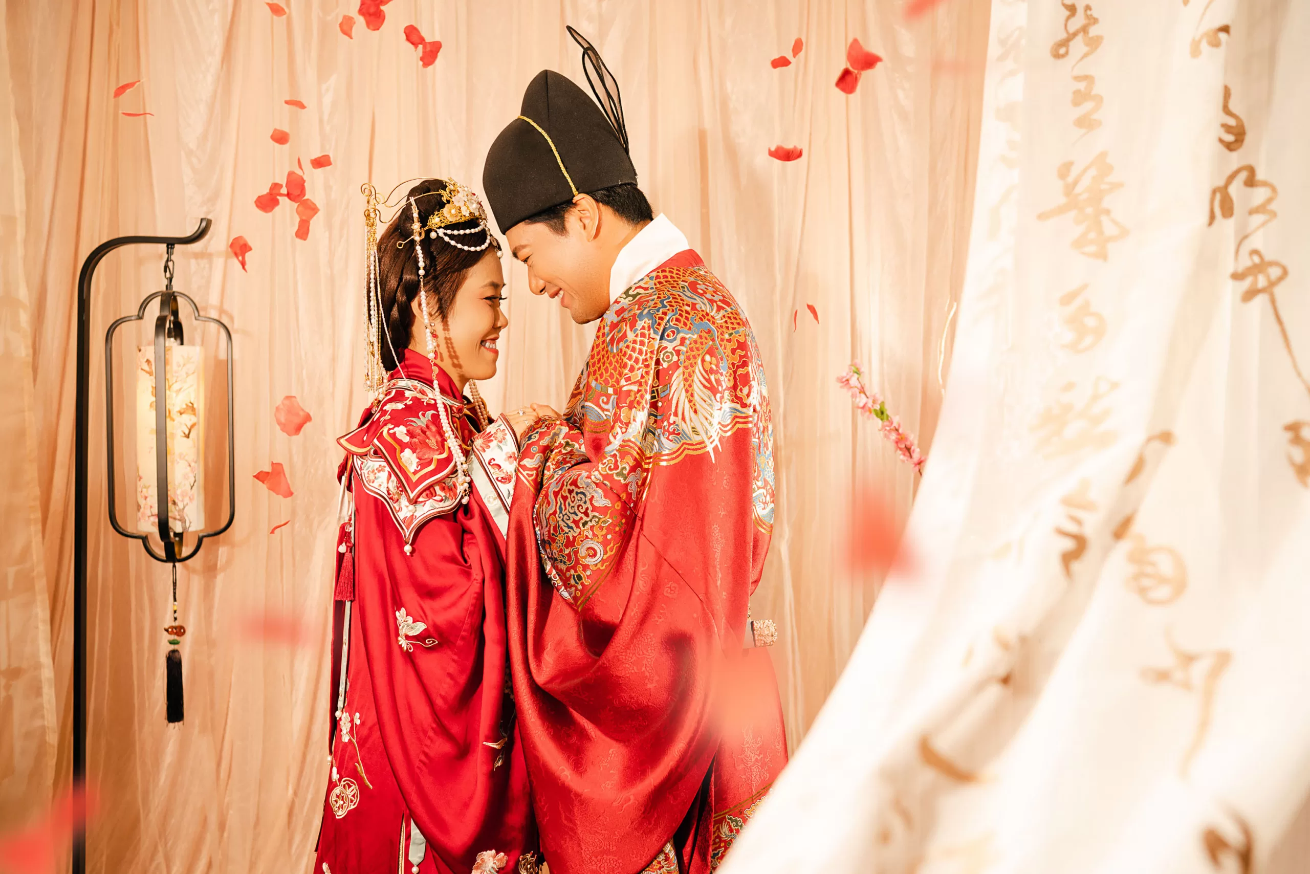 Chinese Hanfu pre-wedding photoshoot at Chinatown, Singapore.