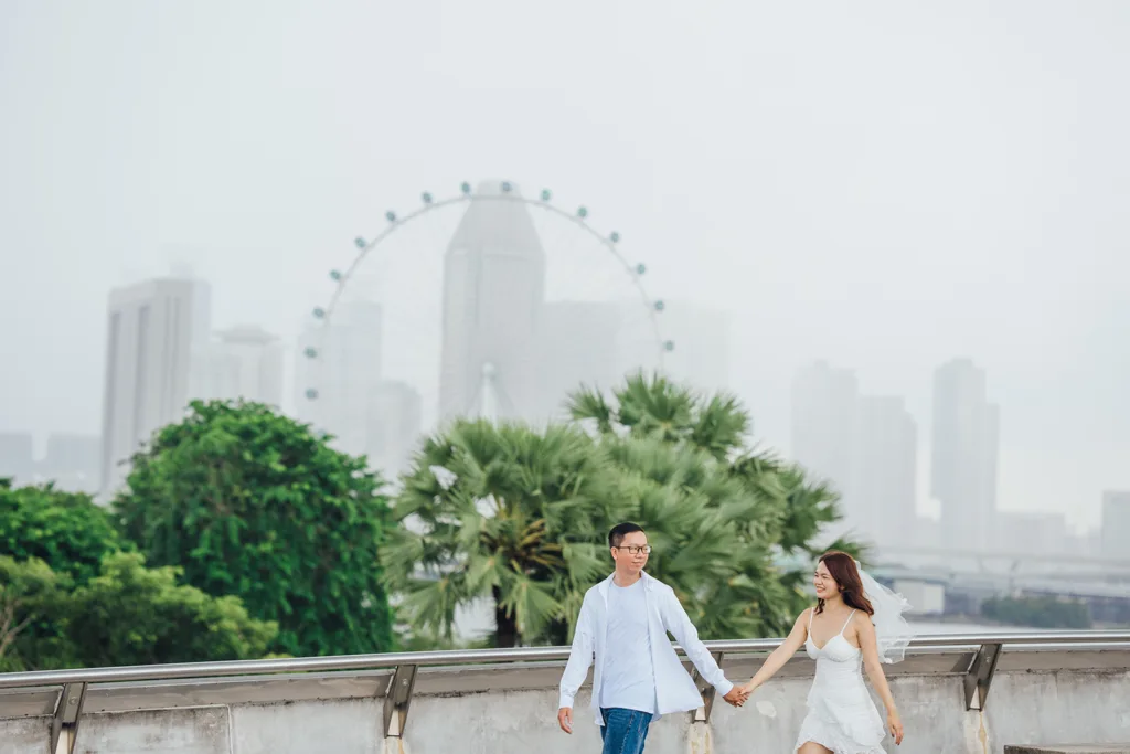 Couple vacation photoshoot at Marina Barrage, Singapore.