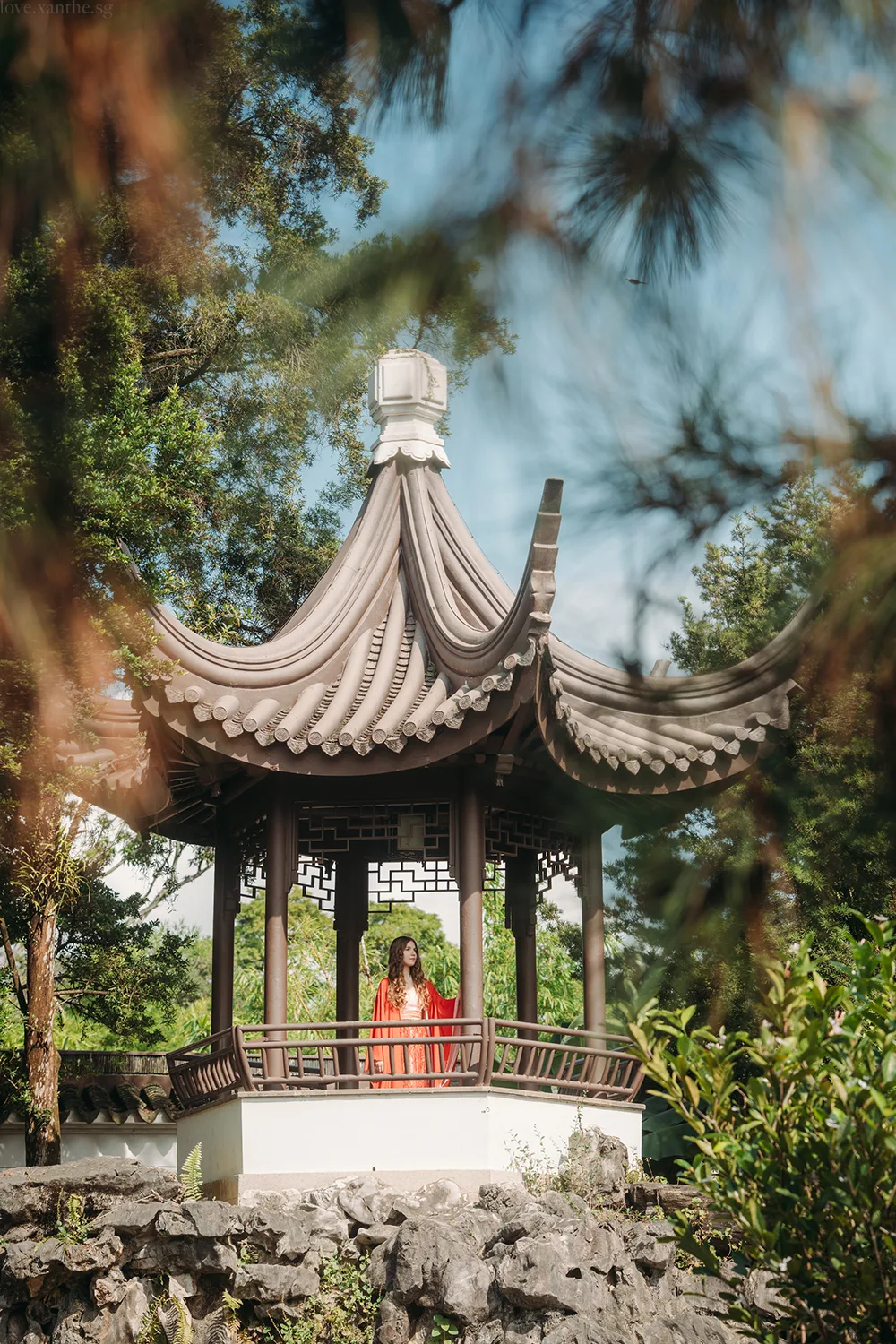 Pre-wedding hanfu photoshoot at Chinese Garden, Singapore.