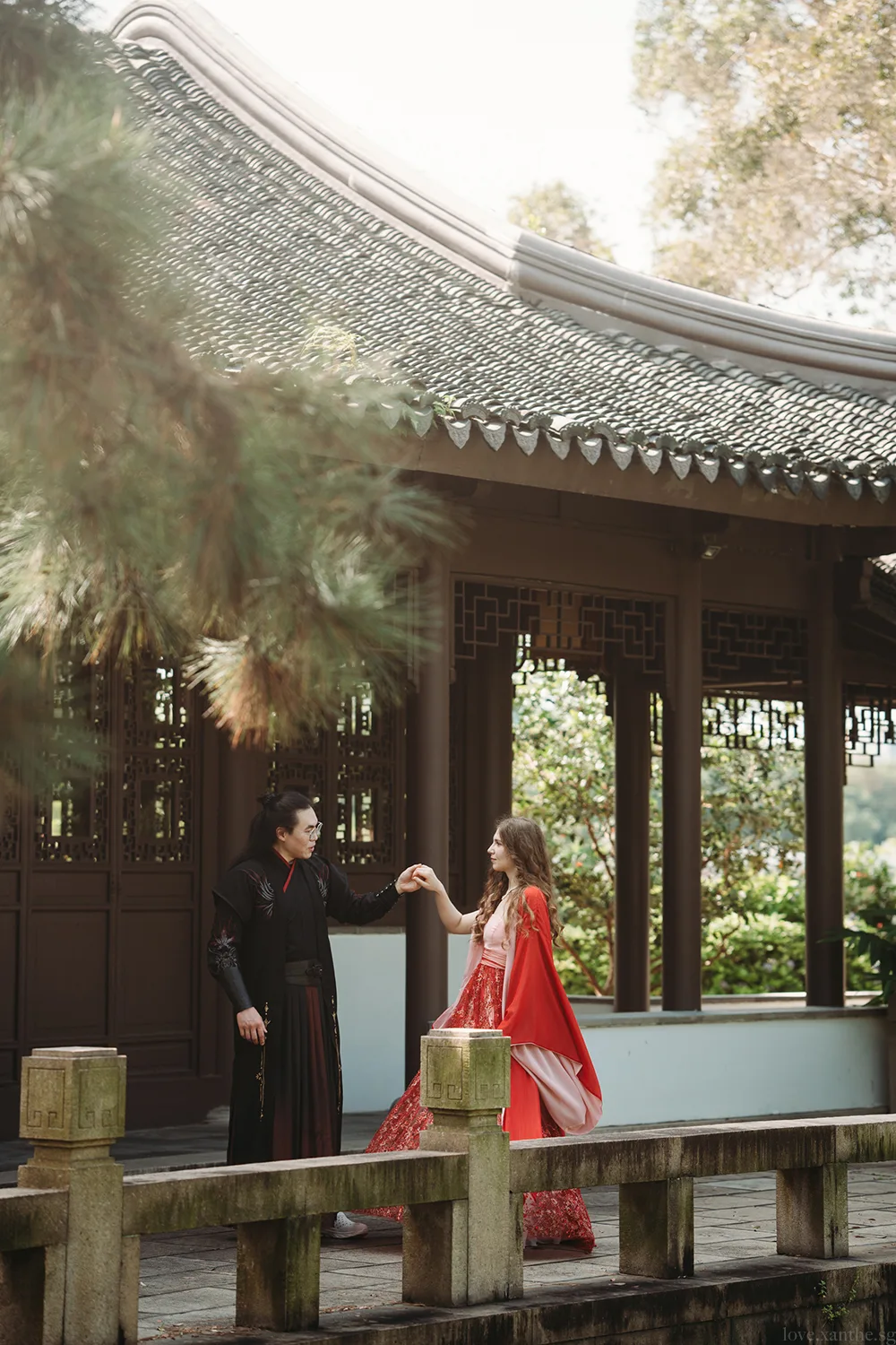 Pre-wedding hanfu photoshoot at Chinese Garden, Singapore.