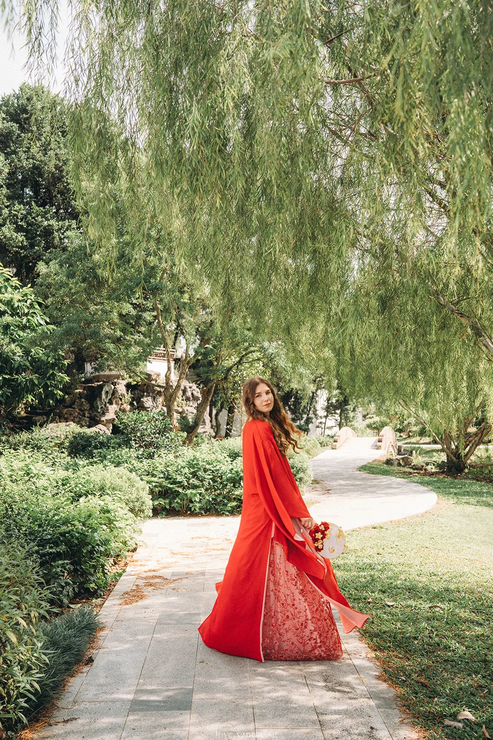 Pre-wedding hanfu photoshoot at Chinese Garden, Singapore.