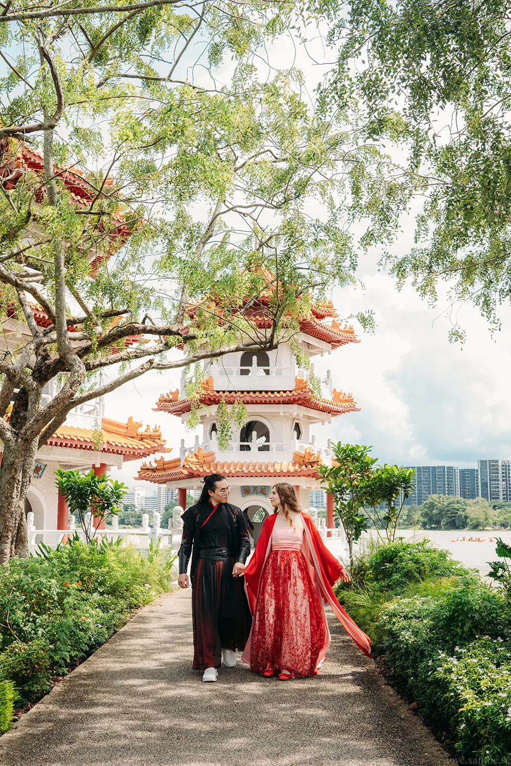 Pre-wedding hanfu photoshoot at Chinese Garden, Singapore.