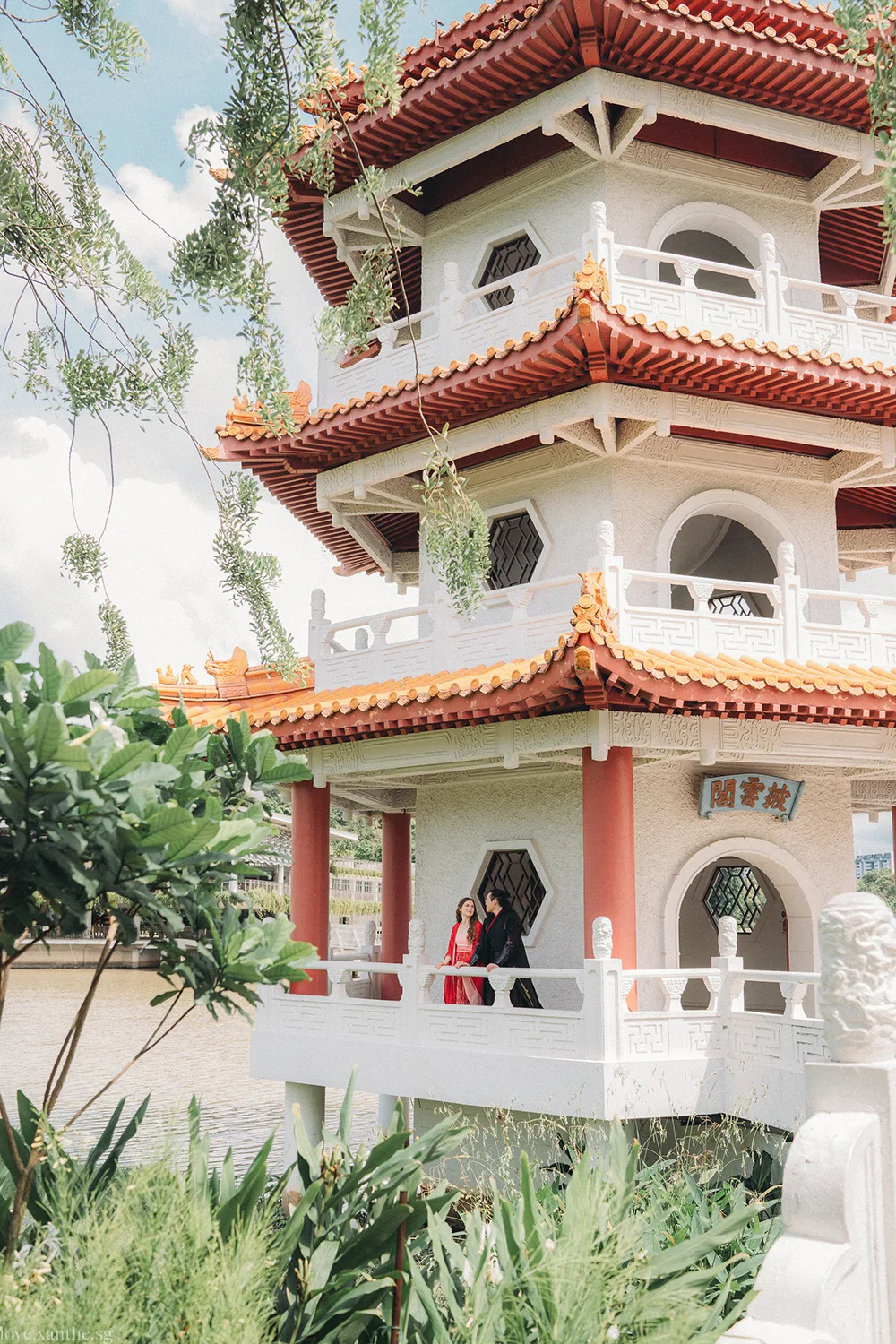 Pre-wedding hanfu photoshoot at Chinese Garden, Singapore.