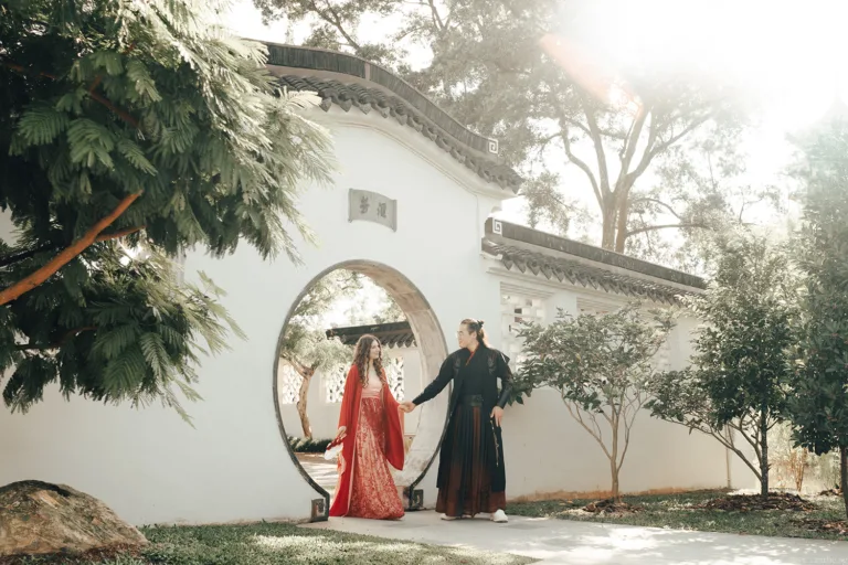 Pre-wedding hanfu photoshoot at Chinese Garden, Singapore.